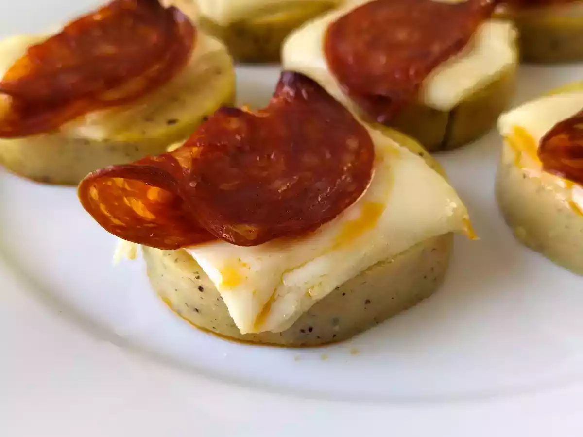 Crostini aus Polenta mit Scamorza-Käse und Peperoni
