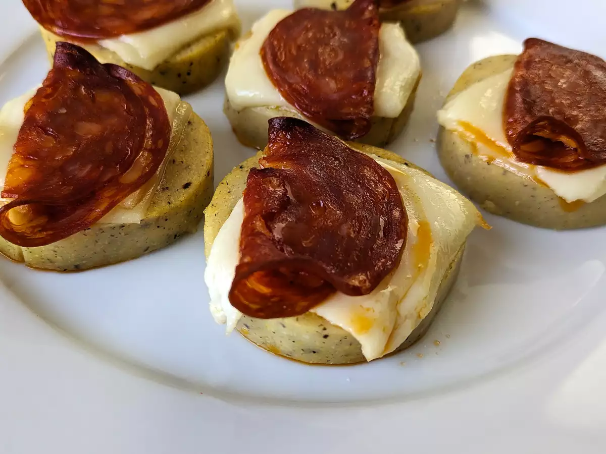 Crostini aus Polenta mit Scamorza-Käse und Peperoni - foto 2