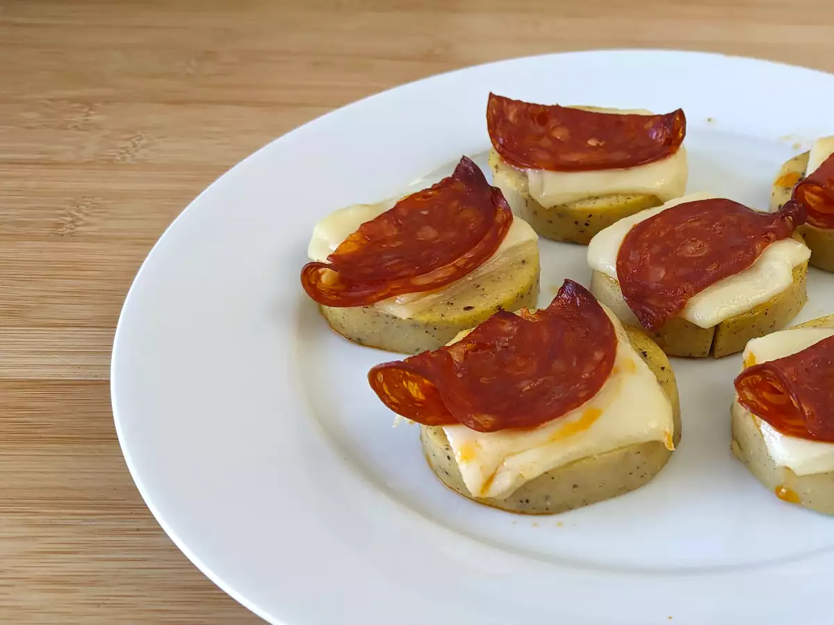 Crostini aus Polenta mit Scamorza-Käse und Peperoni - foto 3