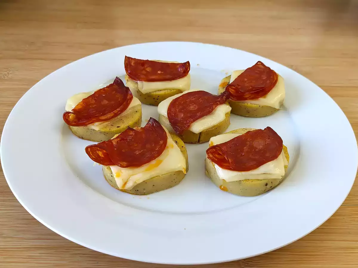 Crostini aus Polenta mit Scamorza-Käse und Peperoni - foto 4