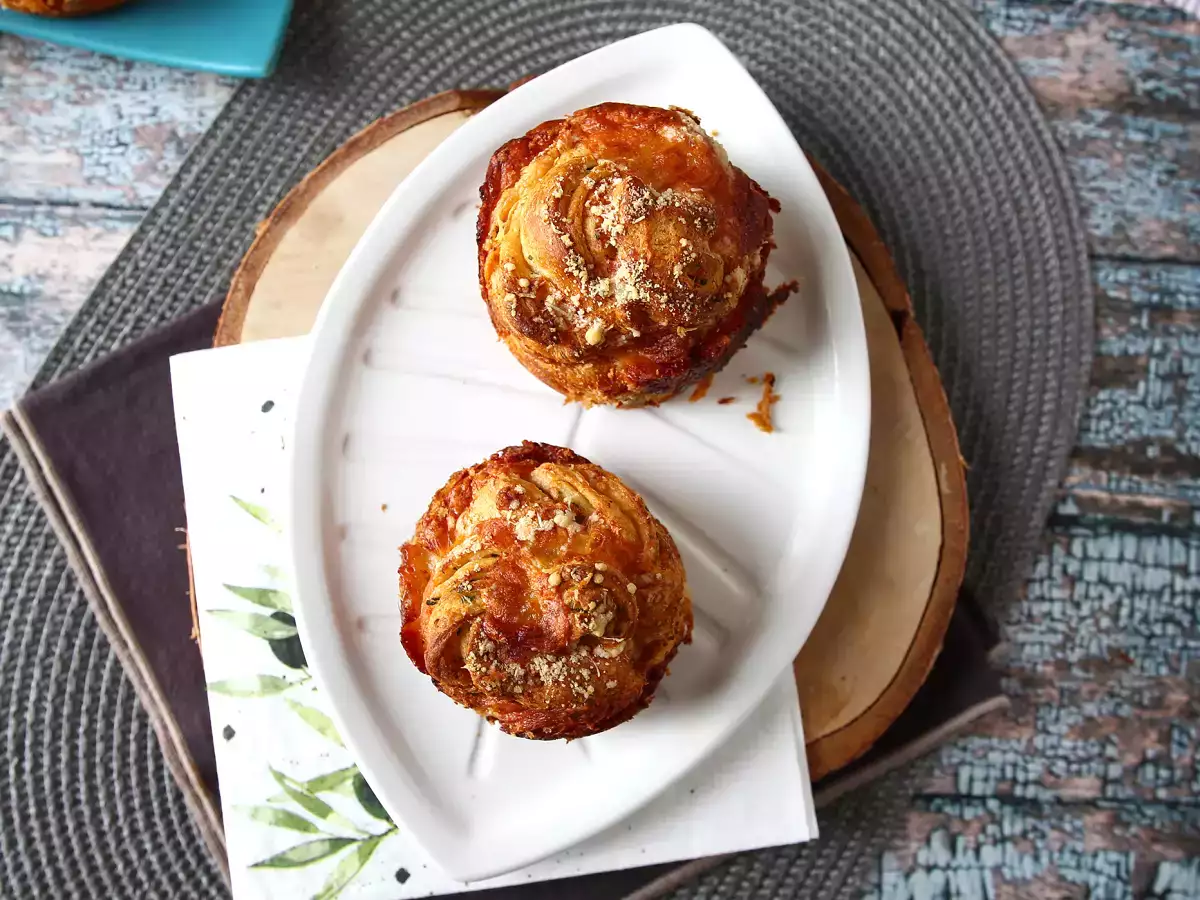 Cruffins: die Kombination aus Croissant und Muffin, hier herzhaft mit Parmesan und Mozzarella - foto 2