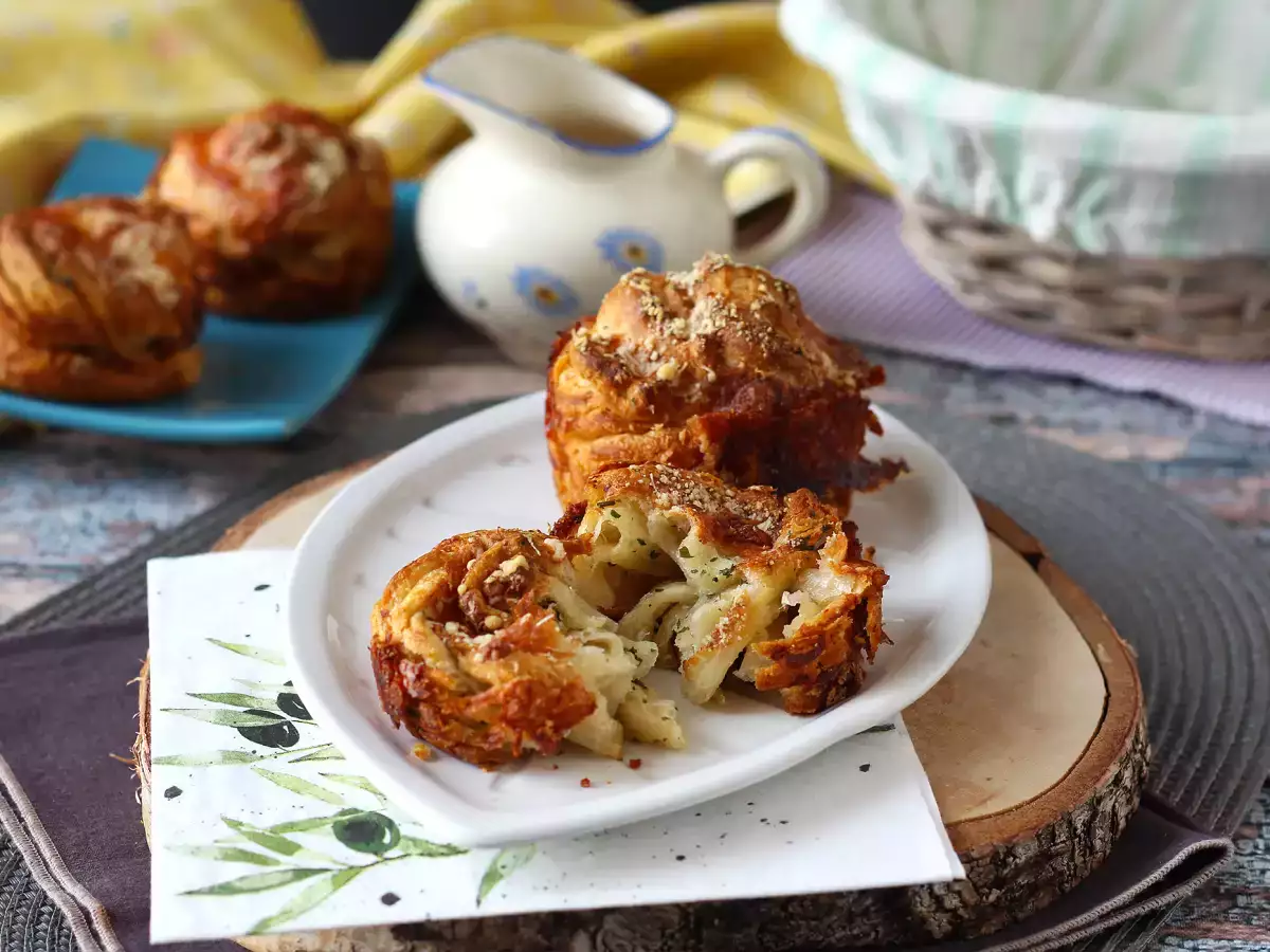 Cruffins: die Kombination aus Croissant und Muffin, hier herzhaft mit Parmesan und Mozzarella - foto 5