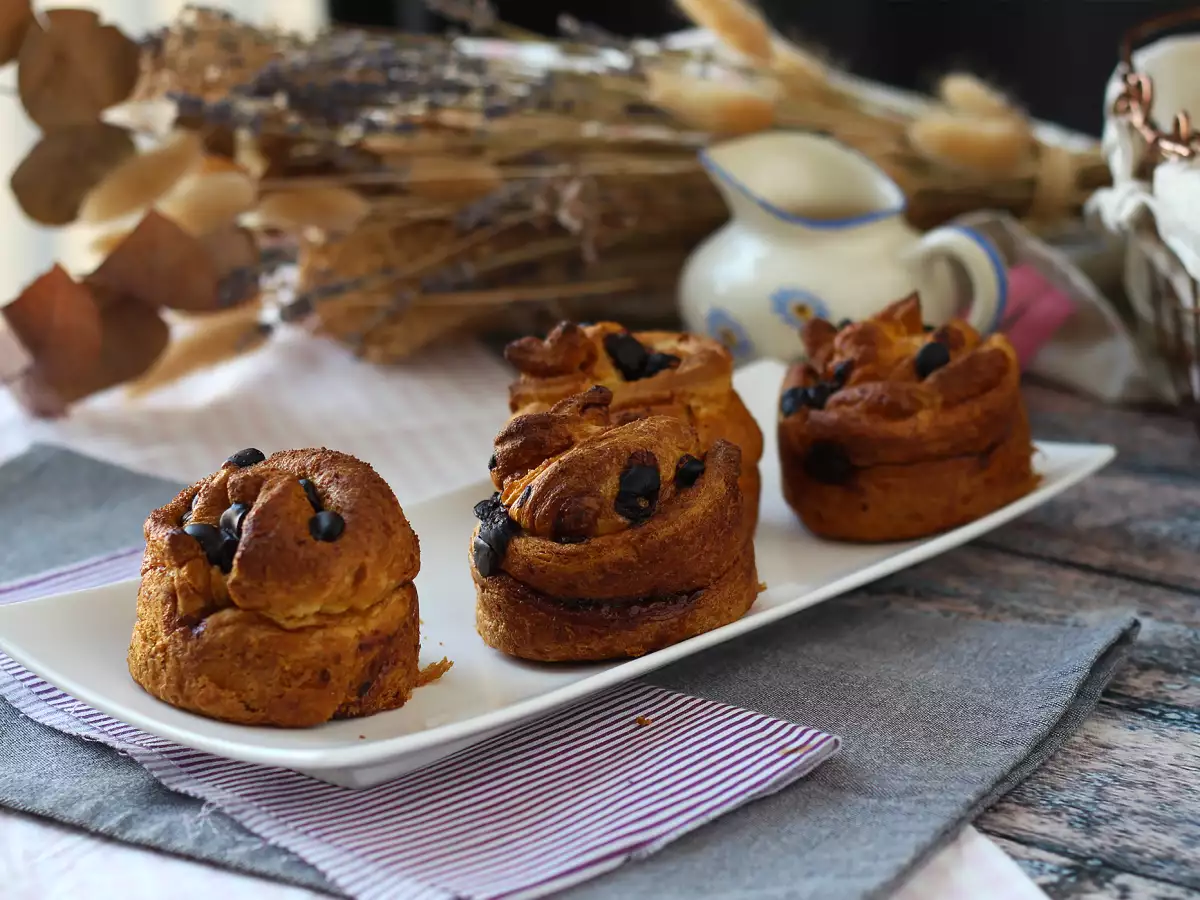 Cruffins: die Kombination aus Croissant und Muffin, mit Konditorcreme und Schokolade - foto 3