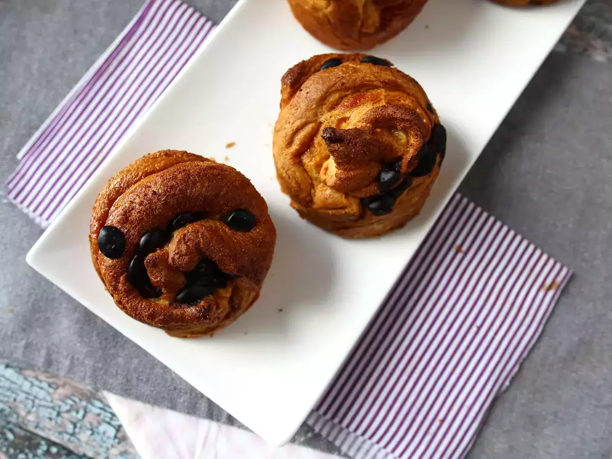 Cruffins: die Kombination aus Croissant und Muffin, mit Konditorcreme und Schokolade - foto 7