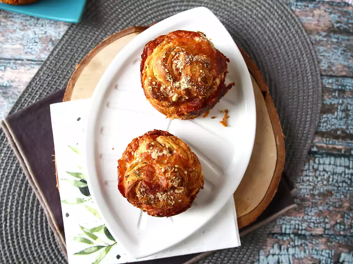 Cruffins, die Kombination aus einem Croissant und einem Muffin, hier gesalzen mit Parmesan und Mozzarella - foto 2