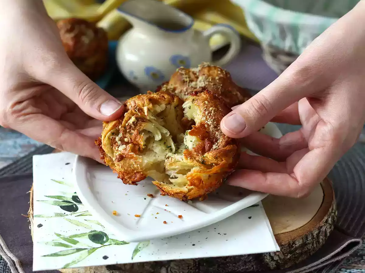 Cruffins, die Kombination aus einem Croissant und einem Muffin, hier gesalzen mit Parmesan und Mozzarella - foto 6