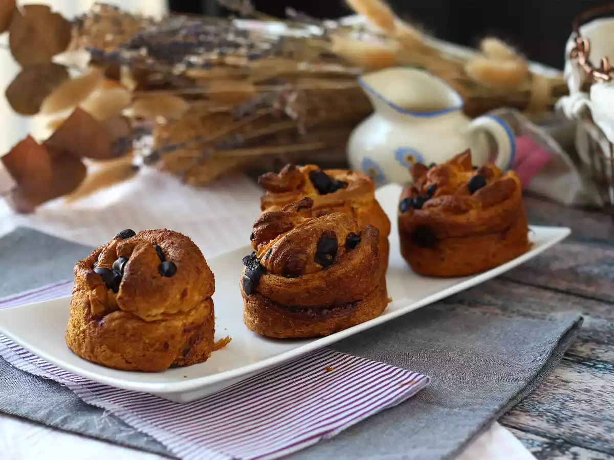 Cruffins, eine Kombination aus Croissant und Muffin, mit Konditorcreme und Schokolade - foto 3