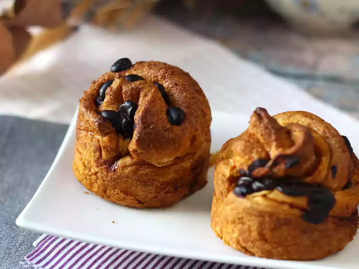 Cruffins, eine Kombination aus Croissant und Muffin, mit Konditorcreme und Schokolade - foto 4