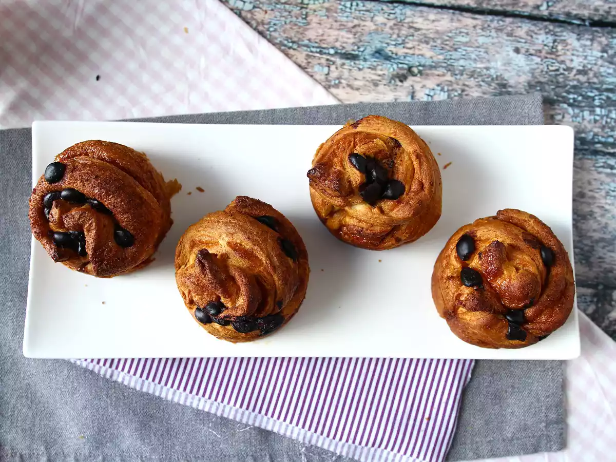 Cruffins, eine Kombination aus Croissant und Muffin, mit Konditorcreme und Schokolade - foto 5