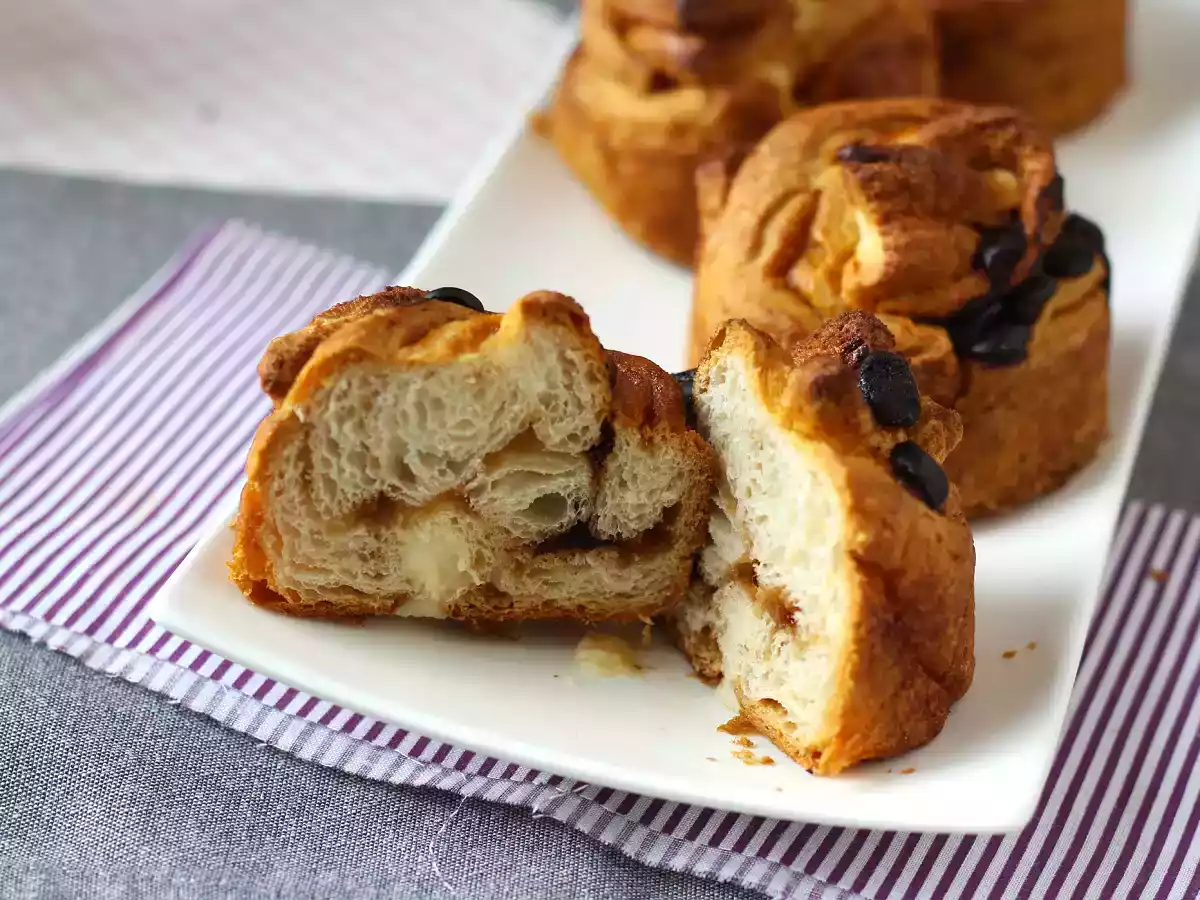 Cruffins, eine Kombination aus Croissant und Muffin, mit Konditorcreme und Schokolade - foto 6
