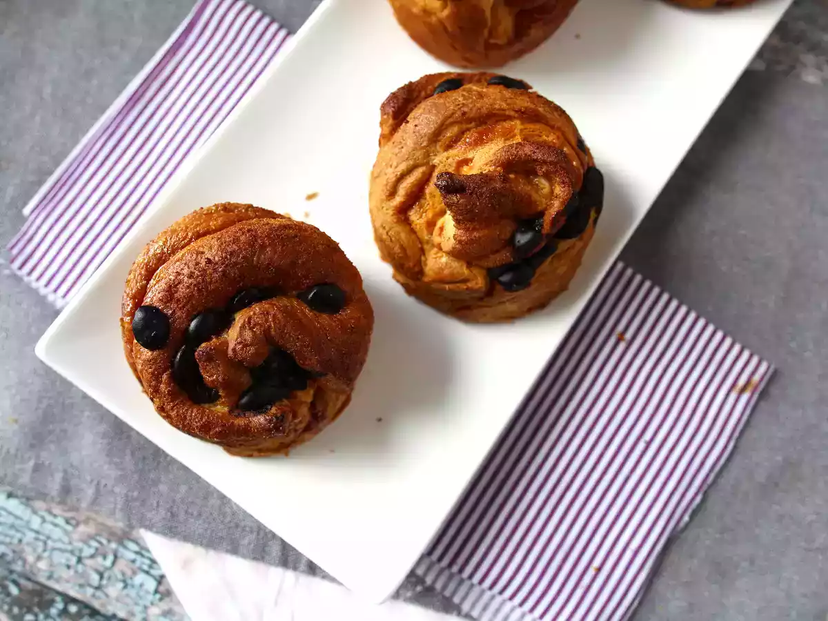 Cruffins, eine Kombination aus Croissant und Muffin, mit Konditorcreme und Schokolade - foto 7