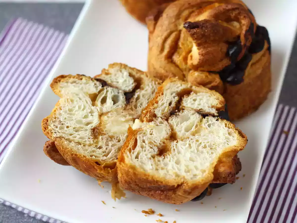 Cruffins, eine Kombination aus Croissant und Muffin, mit Konditorcreme und Schokolade - foto 8