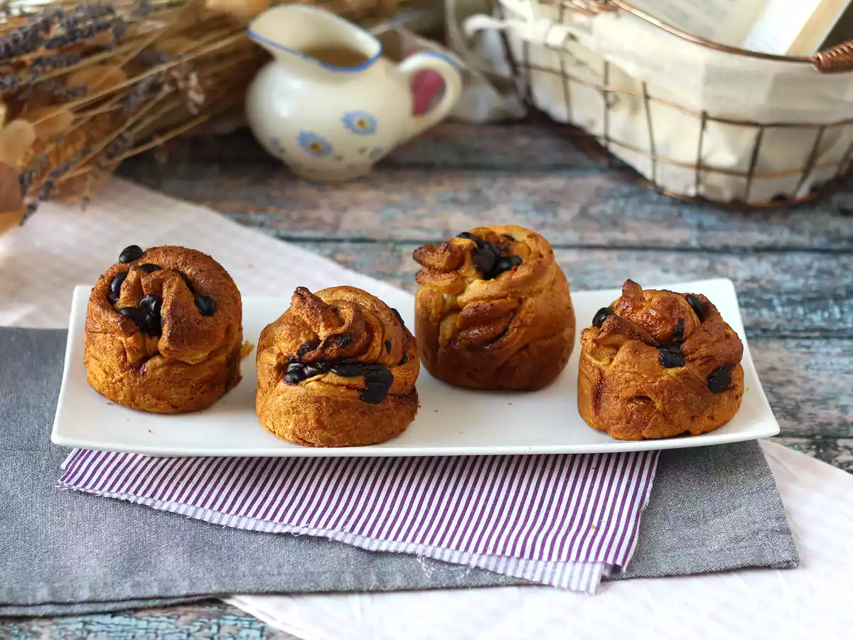 Cruffins, eine Kombination aus Croissant und Muffin, mit Konditorcreme und Schokolade - foto 9