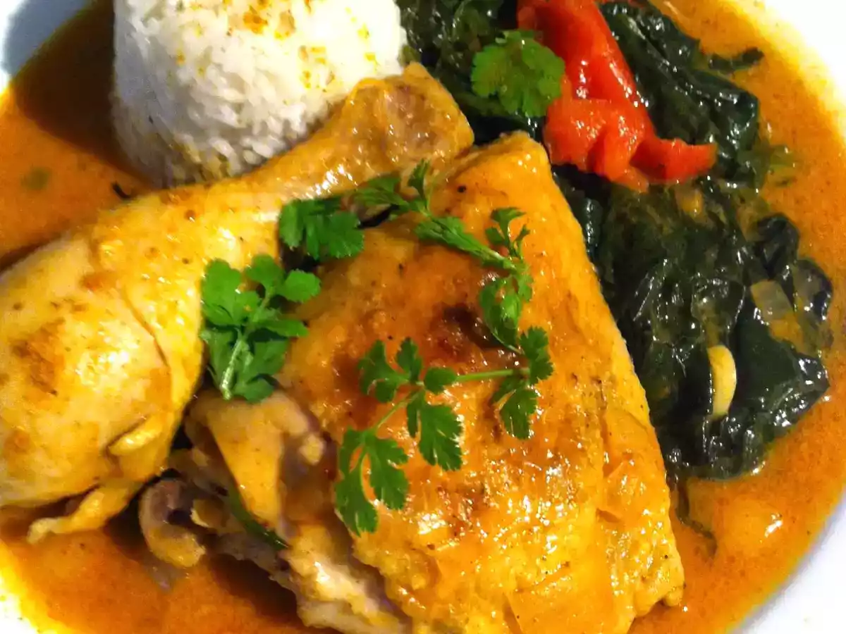 Curry mit Hühnchen, Kokosmilch und Spinat