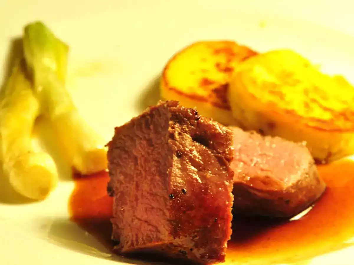 Dammwild zurück, Gewürznelke, Käse Säfte stammen grüne Zwiebeln glasig