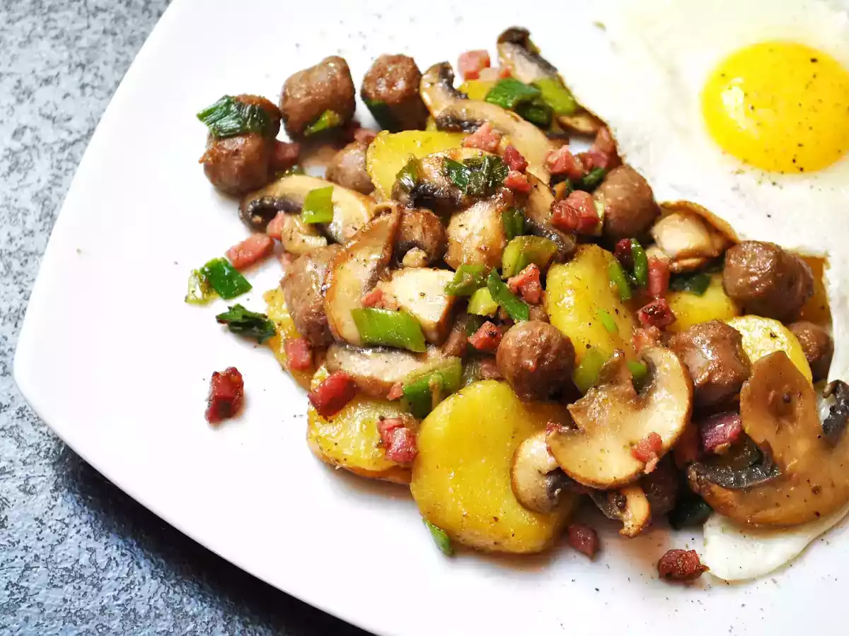 Deftige Bratkartoffelpfanne mit allerlei Leckerei