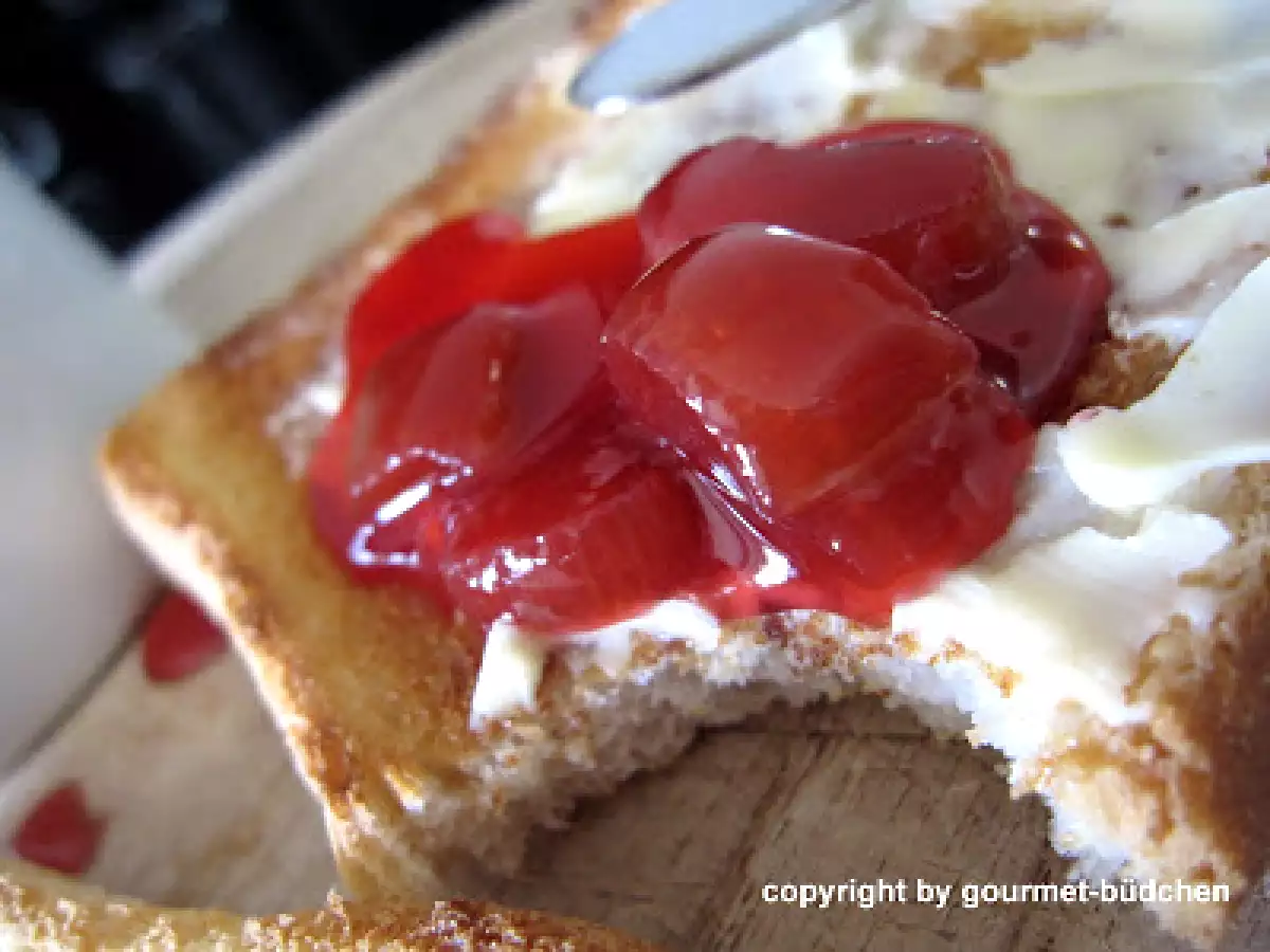 Der Rhabarber hat einen neuen roten Freund