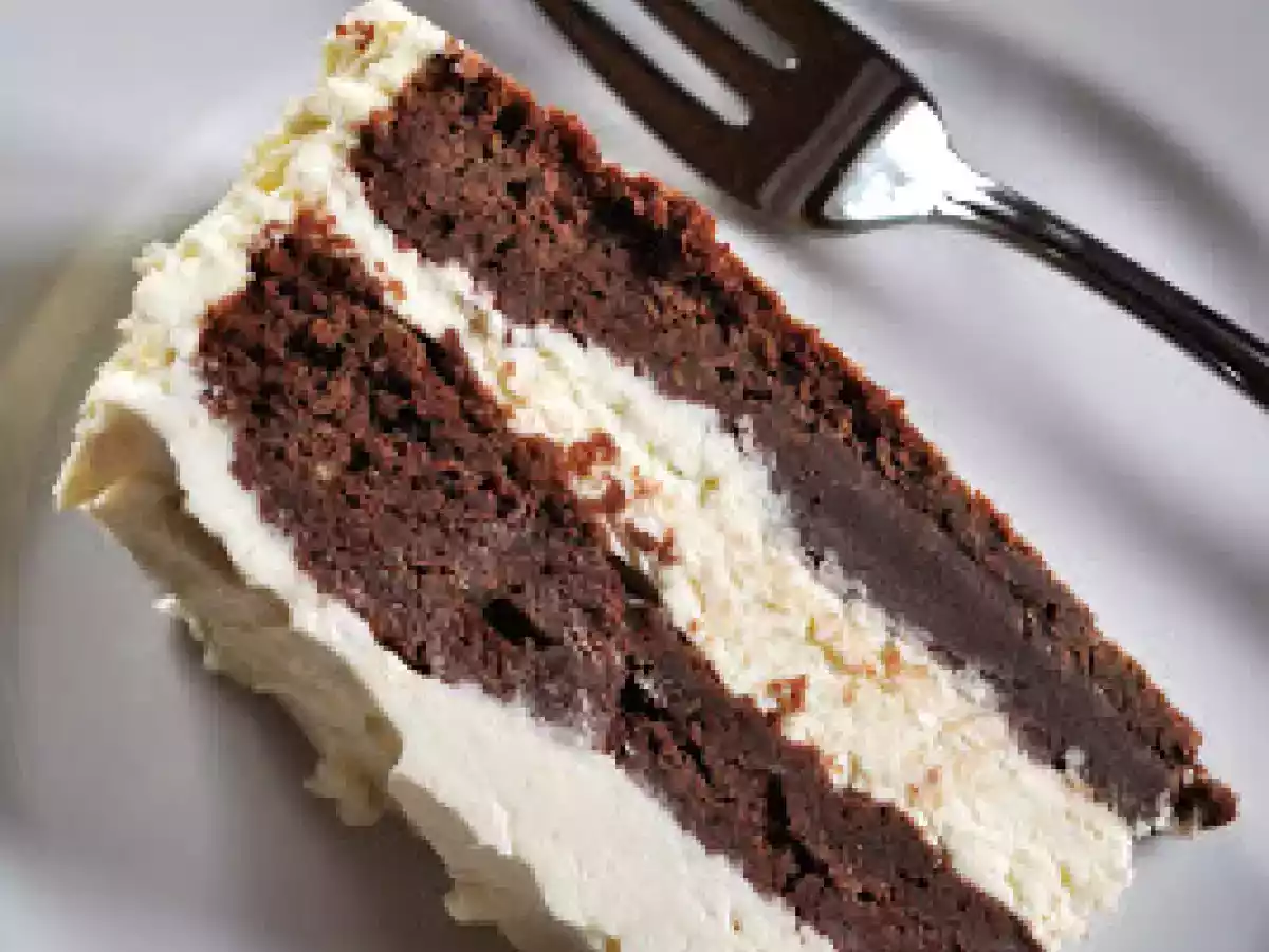 Devil's Food Cake mit weißem Schoko-Frischkäse-Frosting