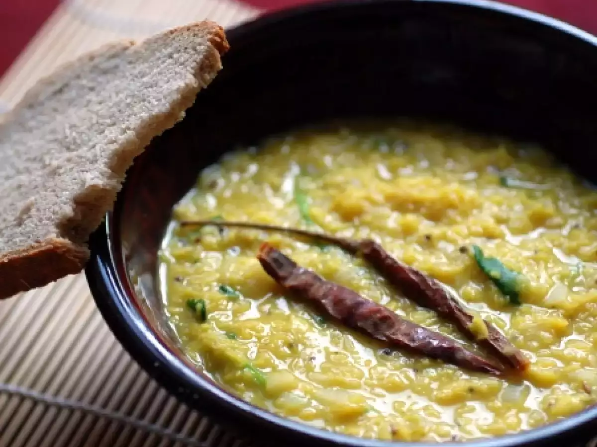 Dhal mit gerösteten Zwiebeln