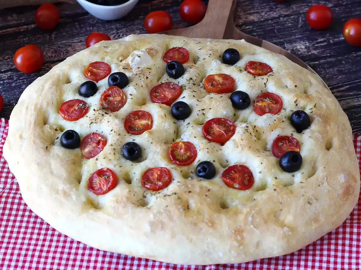 Dicke, luftige Focaccia mit Kirschtomaten, Oliven und Oregano