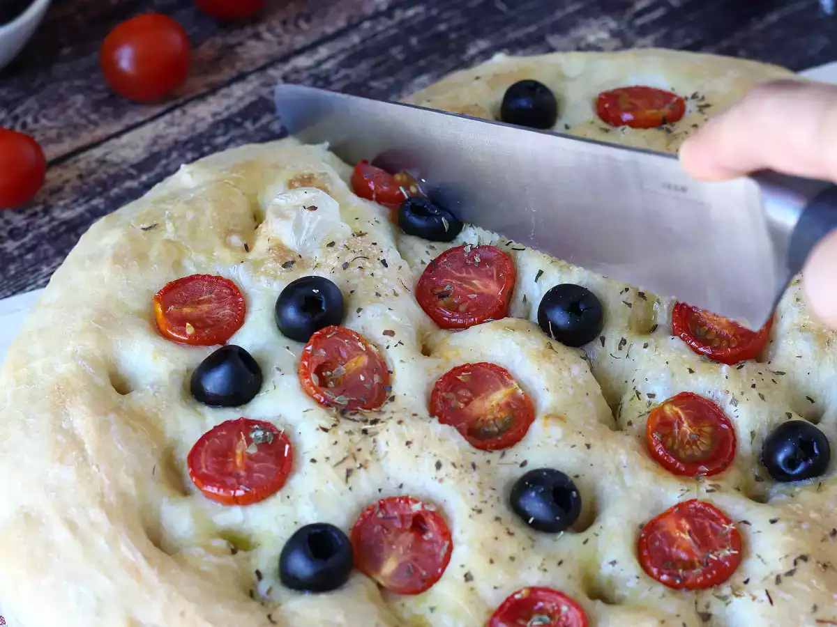 Dicke, luftige Focaccia mit Kirschtomaten, Oliven und Oregano - foto 2