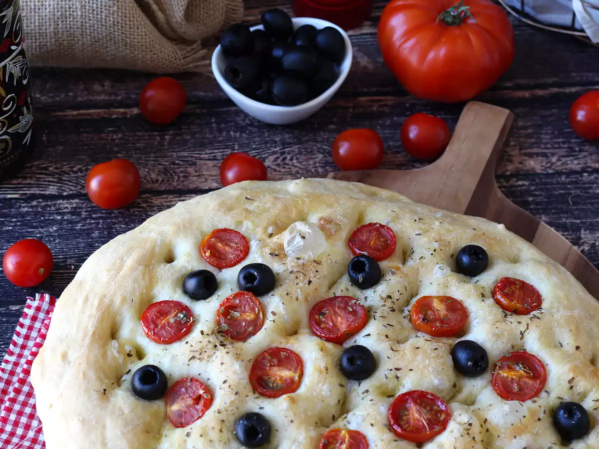 Dicke, luftige Focaccia mit Kirschtomaten, Oliven und Oregano - foto 3