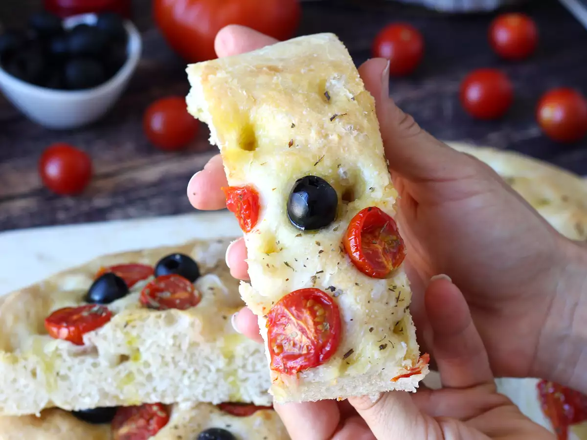 Dicke, luftige Focaccia mit Kirschtomaten, Oliven und Oregano - foto 4