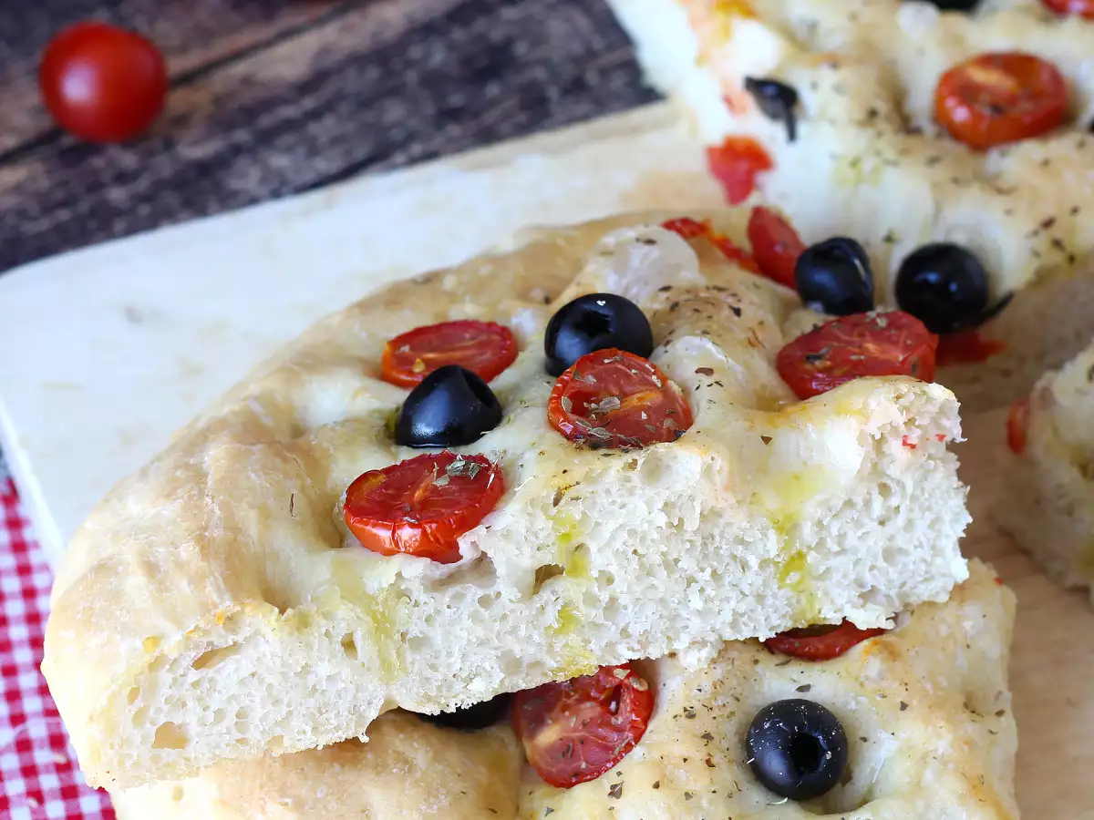 Dicke, luftige Focaccia mit Kirschtomaten, Oliven und Oregano - foto 5