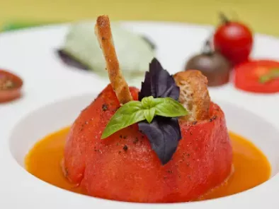 Die letzten Tomaten des Sommers: Ofentomate mit Tomatensuppe und Basilikumsorbet