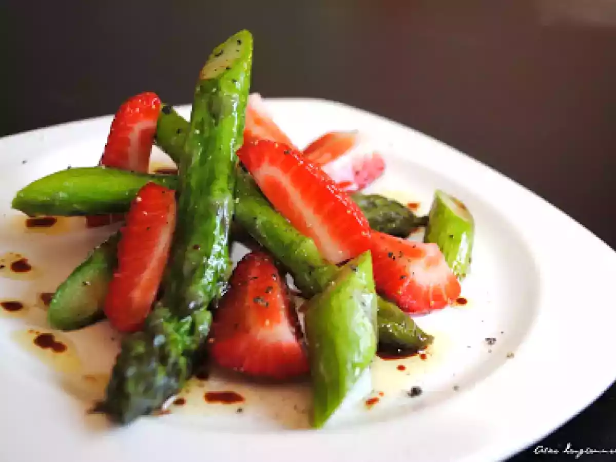 Die Lovestory geht weiter: Erdbeere küsst grünen Spargel