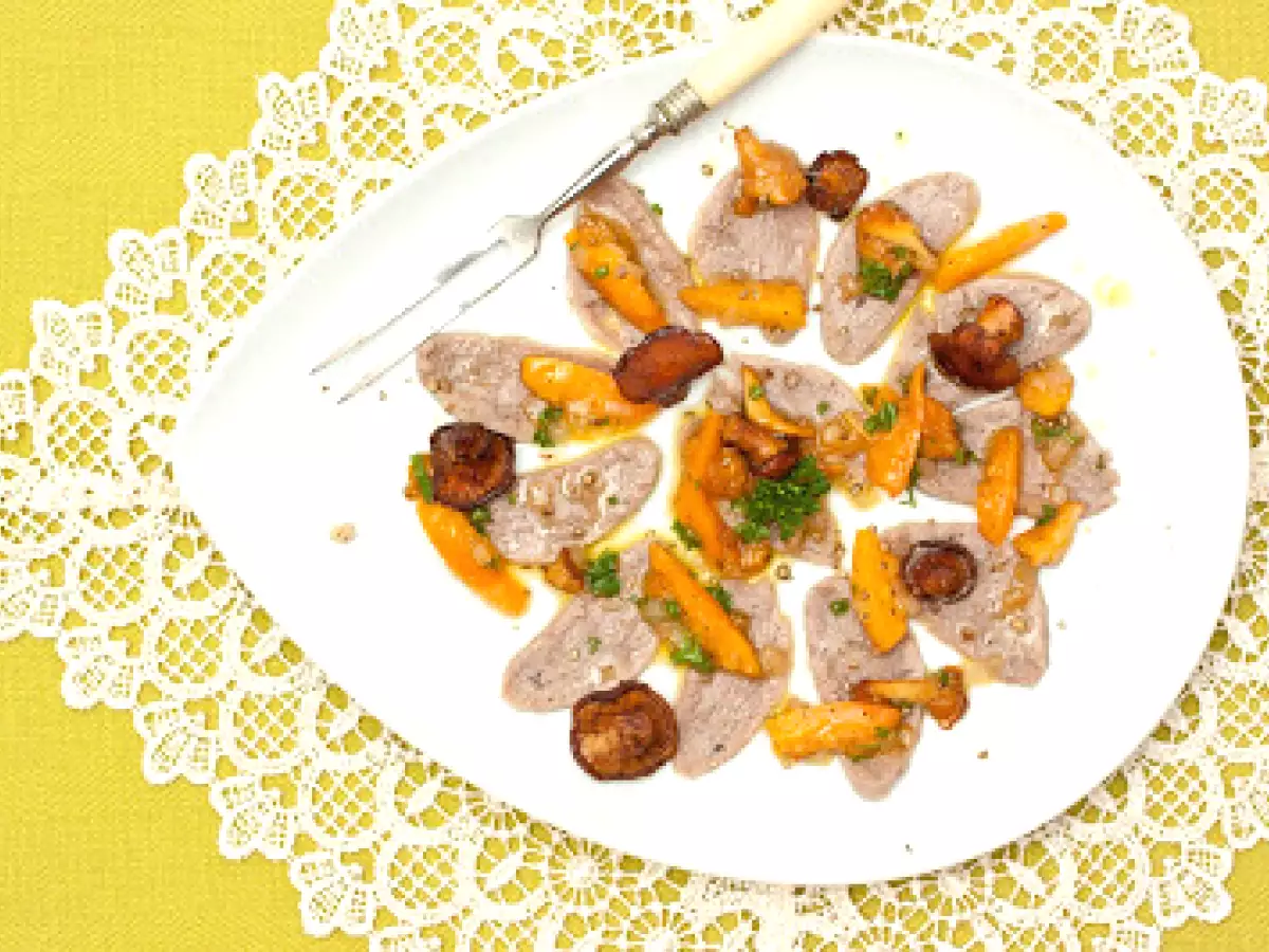 Die warmen Kalbszunge mit Aprikosensalsa und Pfifferlingen - foto 2