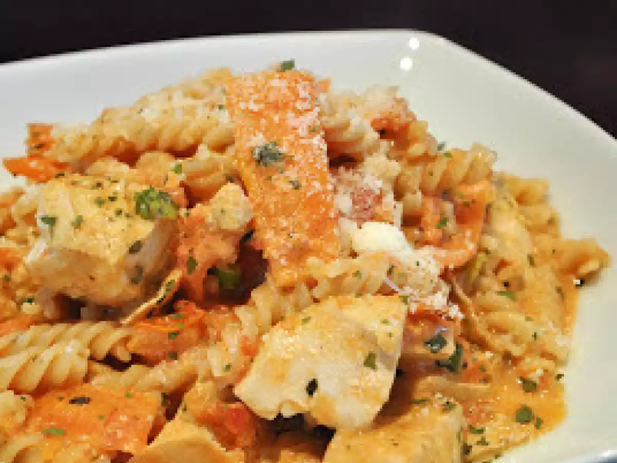 Dinkel-Spirelli in Karotten-Lachs-Soße