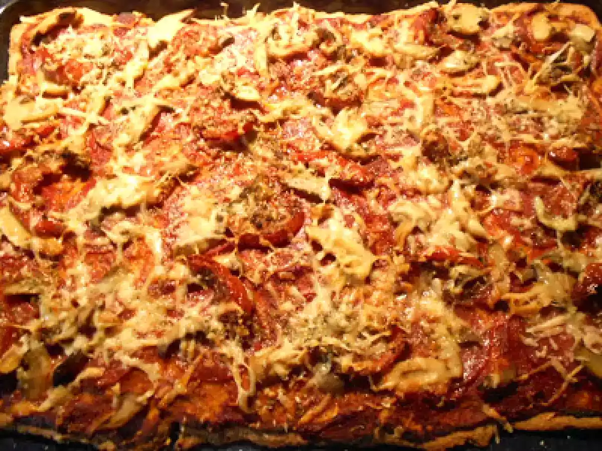 Dinkelpizza mit Salami, Champignons & confierten Tomaten