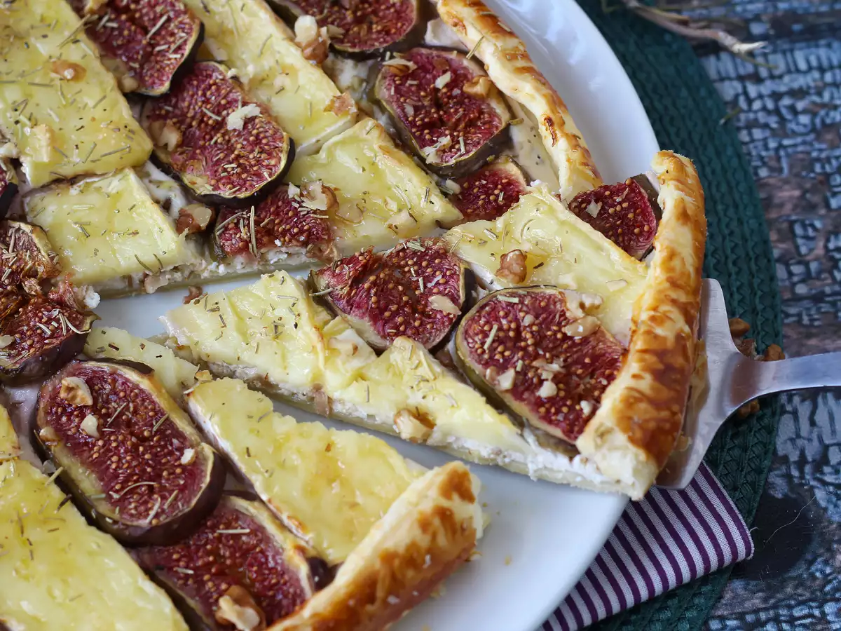 Dünne Tarte mit Feigen, Brie und Walnüssen