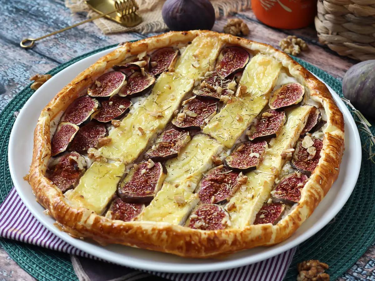 Dünne Tarte mit Feigen, Brie und Walnüssen - foto 2