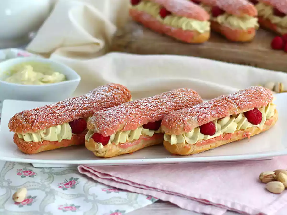 Eclairs mit Pistaziencreme und Himbeeren - foto 2
