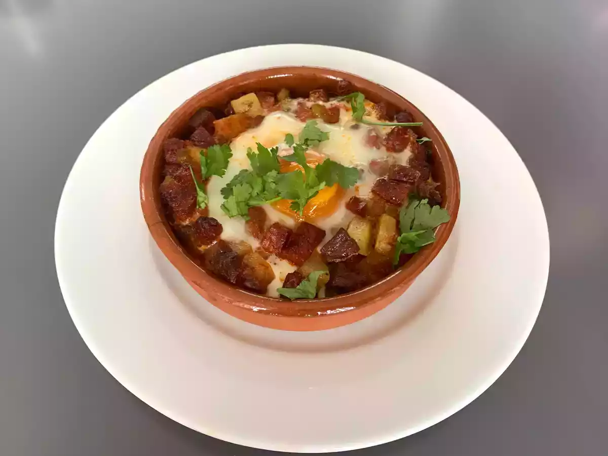 Eier nach Flamenco-Art mit Kartoffeln und Chorizo-Wurst - foto 2