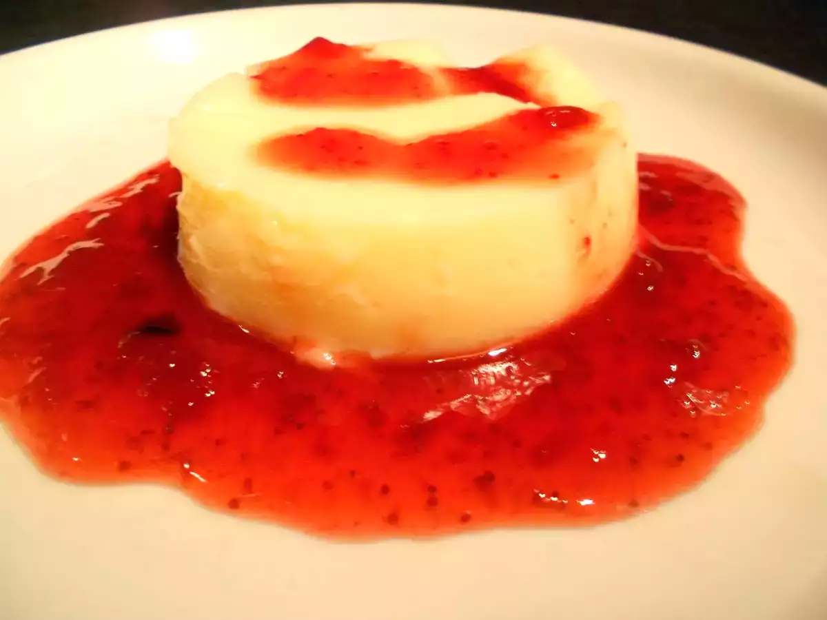 Eierlikörpudding mit Erdbeersauce