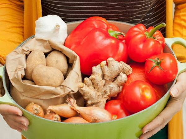 Eine Biogemüse-Kiste auf ihrem Weg zum indischen Kürbis-Kartoffel-Curry