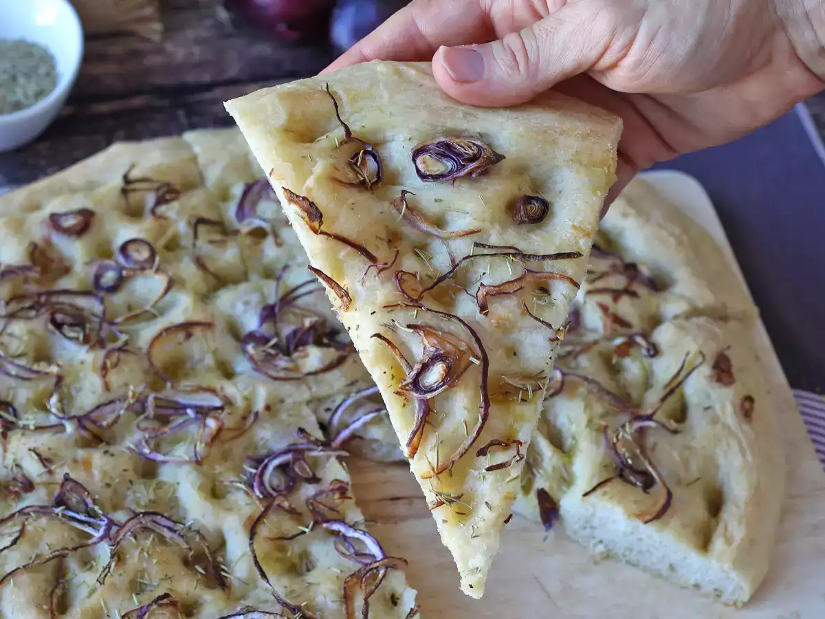 Einfache Focaccia mit Zwiebeln und Rosmarin