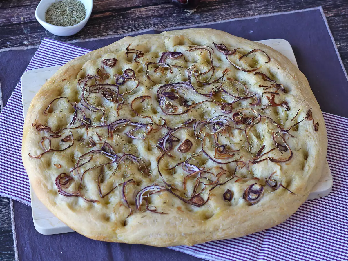 Einfache Focaccia mit Zwiebeln und Rosmarin - foto 2