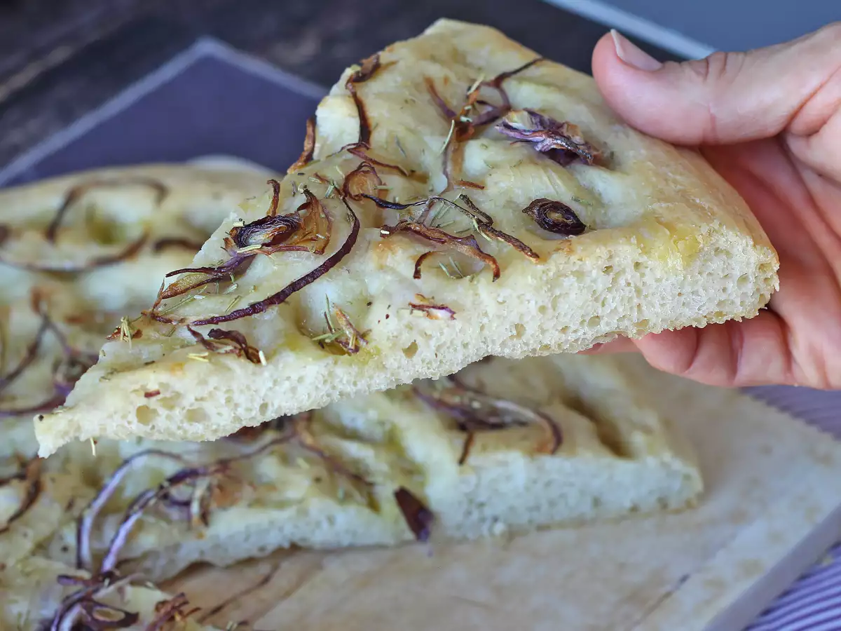 Einfache Focaccia mit Zwiebeln und Rosmarin - foto 3