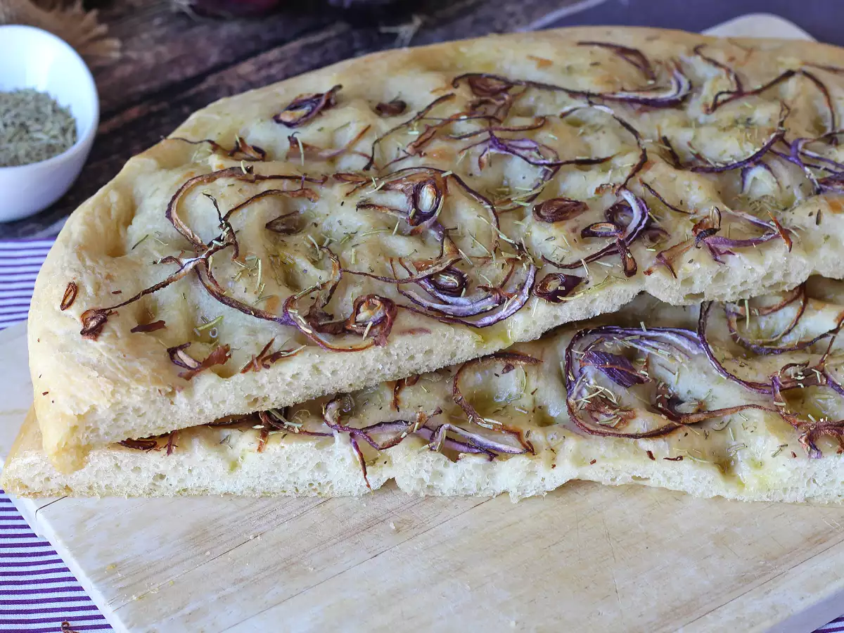 Einfache Focaccia mit Zwiebeln und Rosmarin - foto 4