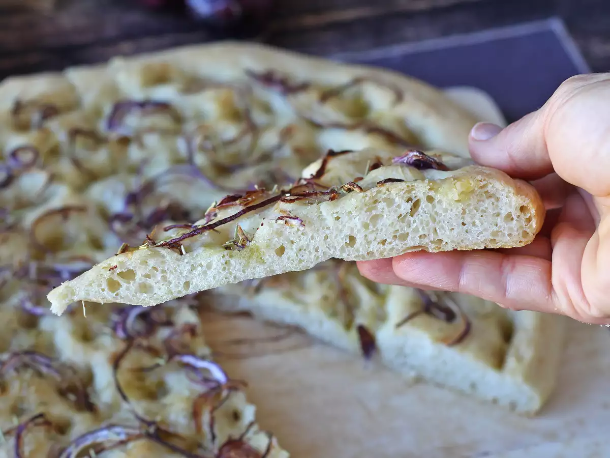 Einfache Focaccia mit Zwiebeln und Rosmarin - foto 5