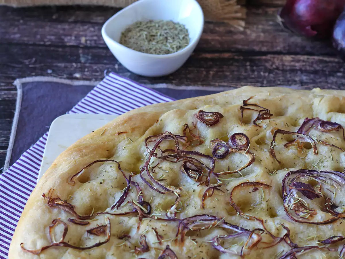 Einfache Focaccia mit Zwiebeln und Rosmarin - foto 6
