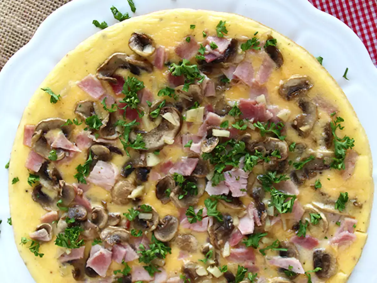 Einfaches Omelett mit Champignons, Schinken und Petersilie - foto 2