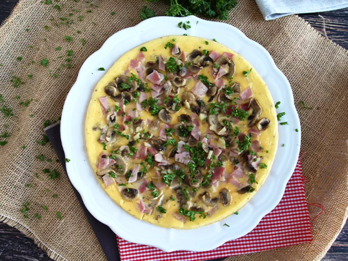 Einfaches Omelett mit Champignons, Schinken und Petersilie - foto 3