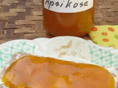 Eingemachtes: Aprikosenmarmelade mit Rosmarin roh gerührt