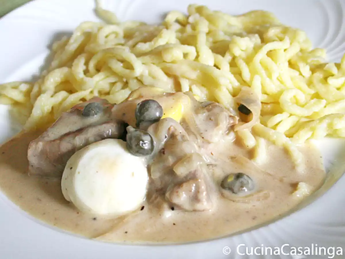 Eingemachtes Kalbfleisch mit Eierscheiben und Kapern