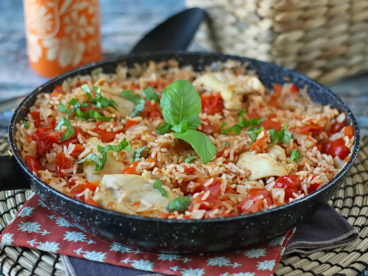 Eintopf mit Hähnchen, Reis mit Tomaten und Paprika
